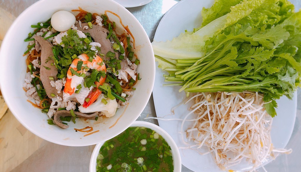 Tô hủ tiếu khô và đĩa rau sống