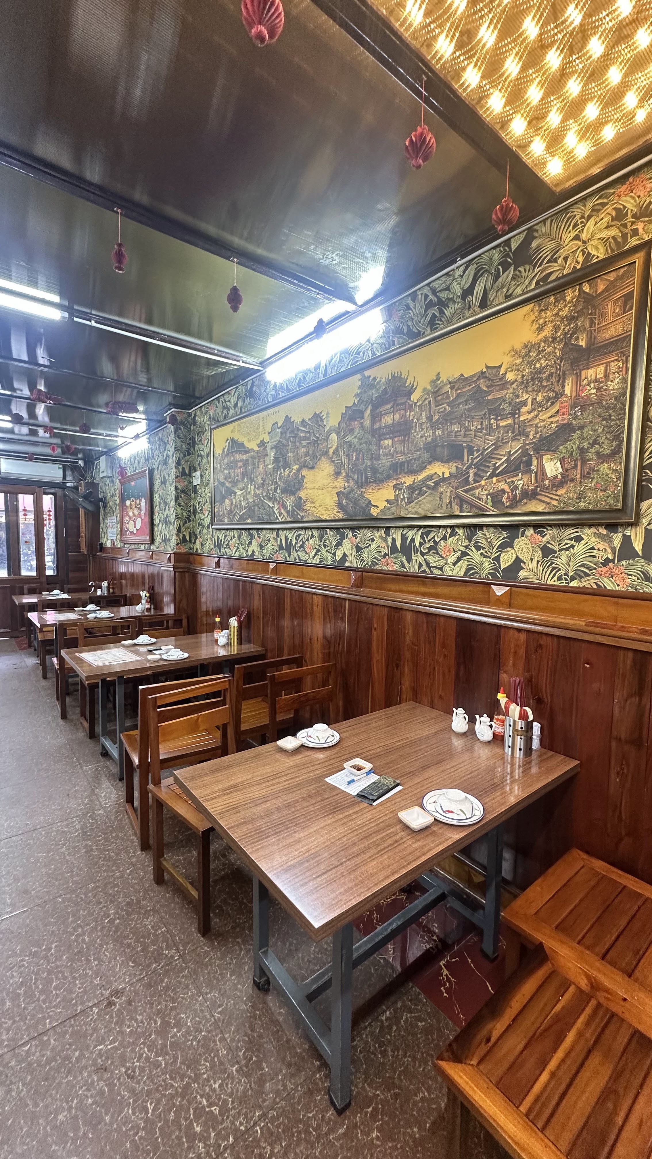 Phòng ăn Hua Wu Lau với bức tranh phố cổ sông nước