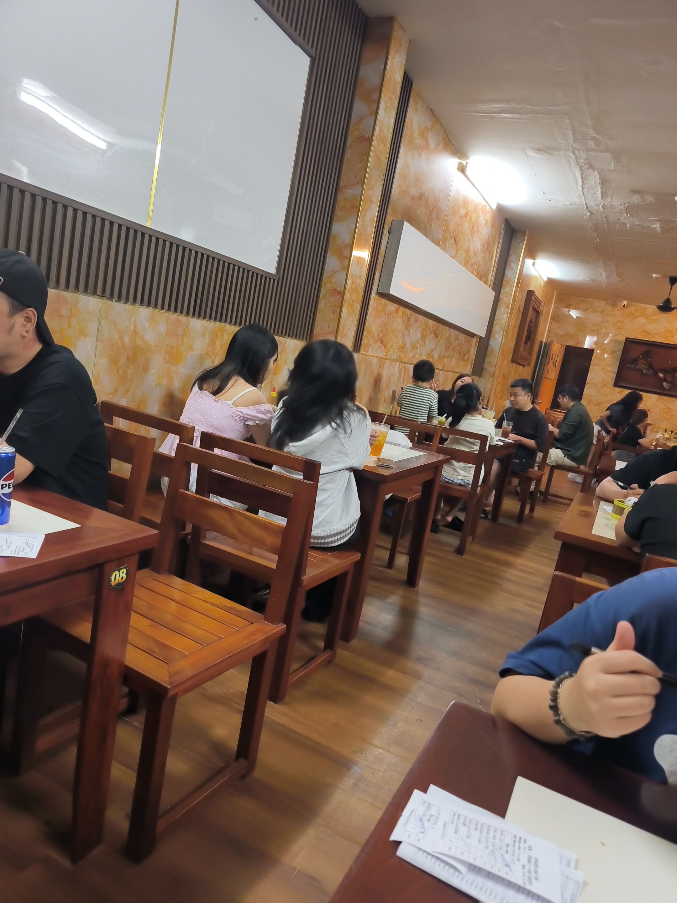 Thực khách trong phòng gỗ buổi sáng