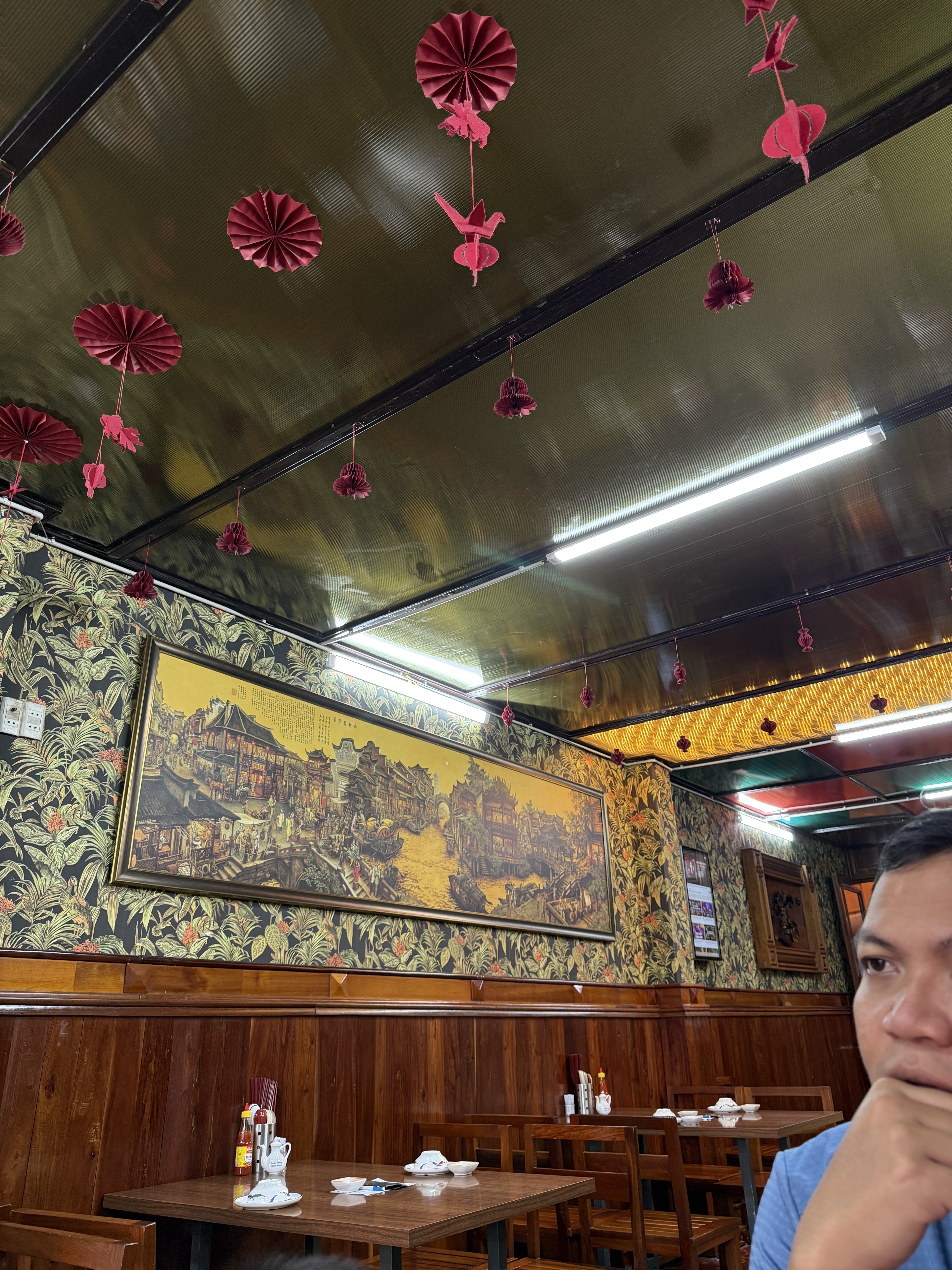 Đèn lồng đỏ dưới trần đèn nan vàng