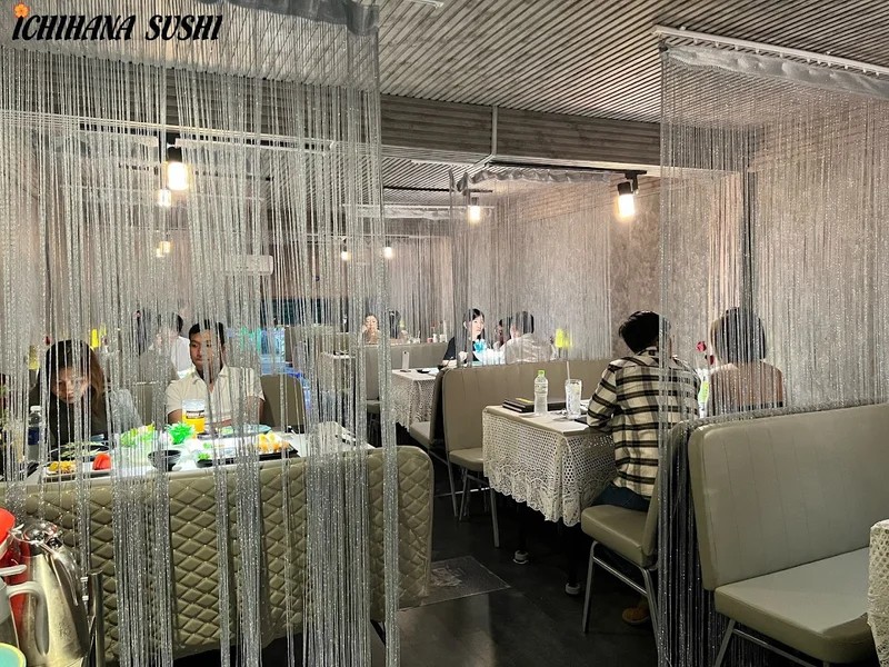 실 커튼과 따뜻한 조명의 이치하나 다이닝룸