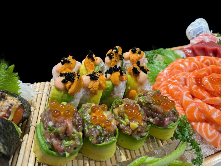 Gunkan nhím biển và sushi cuộn của Ichihana