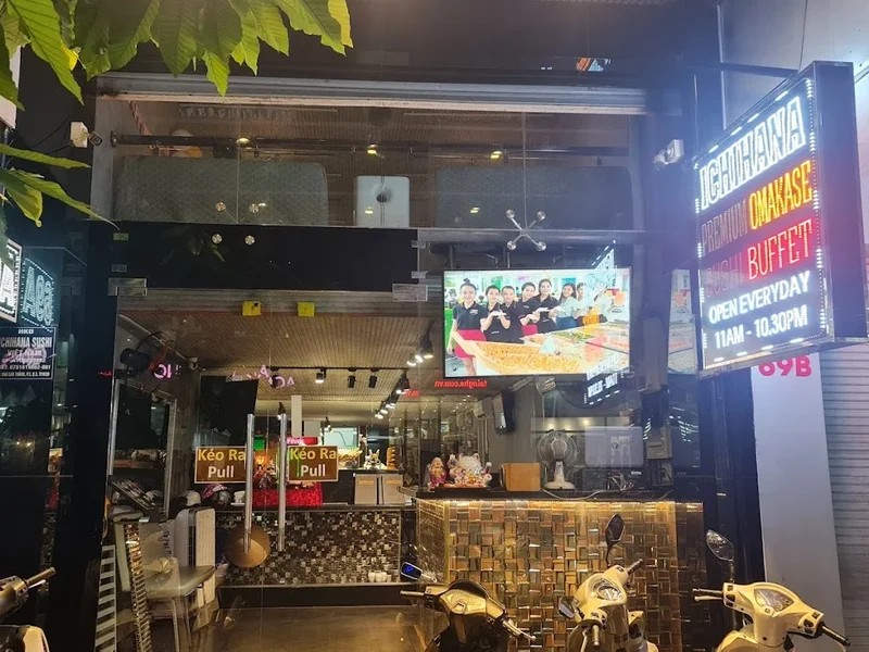 Mặt tiền Ichihana với biển neon vào buổi tối