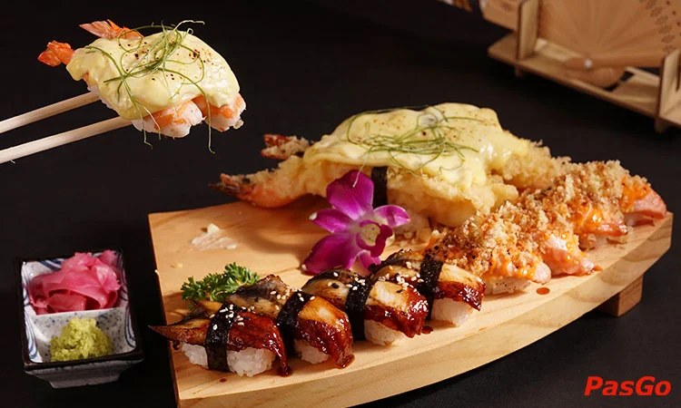 Set sushi tổng hợp dọn trên khay gỗ