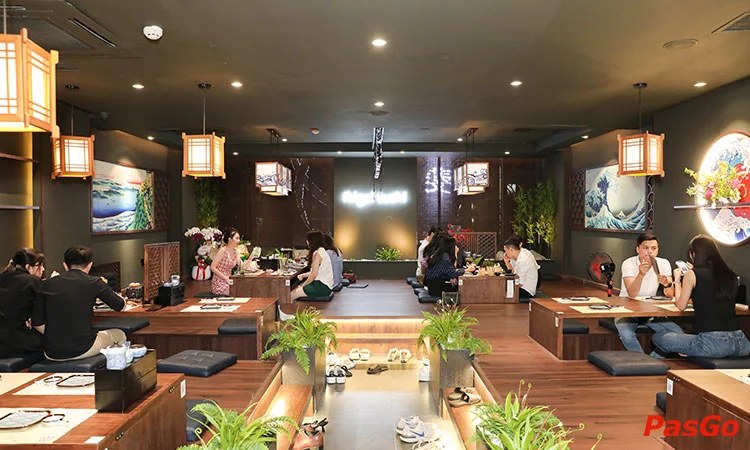 파도와 산 벽화의 다다미 스타일 다이닝룸