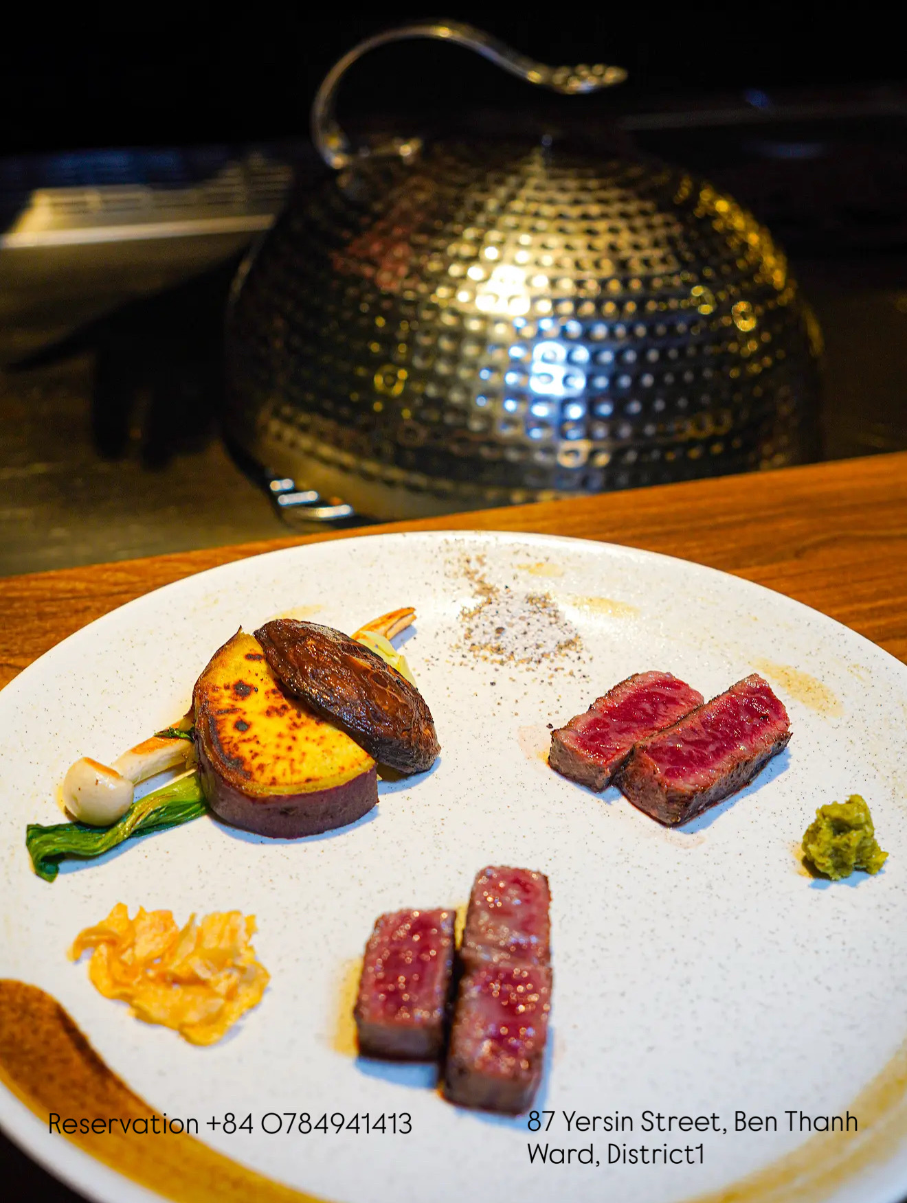 Bò Wagyu áp chảo cùng rau củ nướng dưới chuông đậy trên bếp sắt