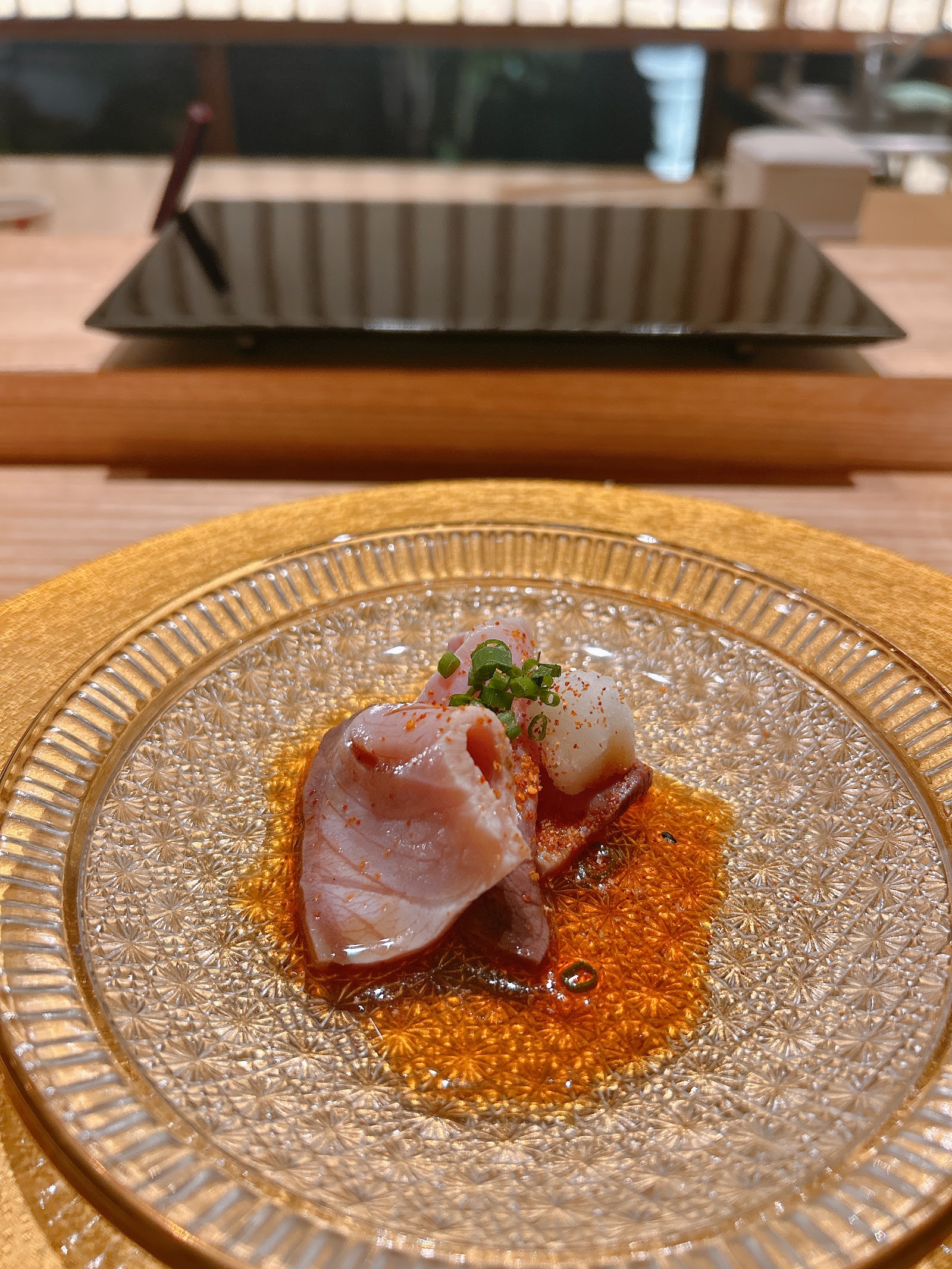앤티크 도자기 위의 요리