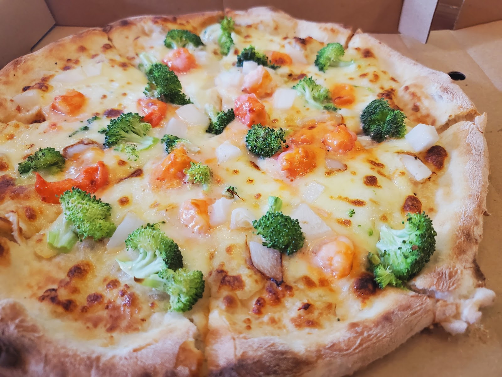 Veggie pizza in the takeaway box