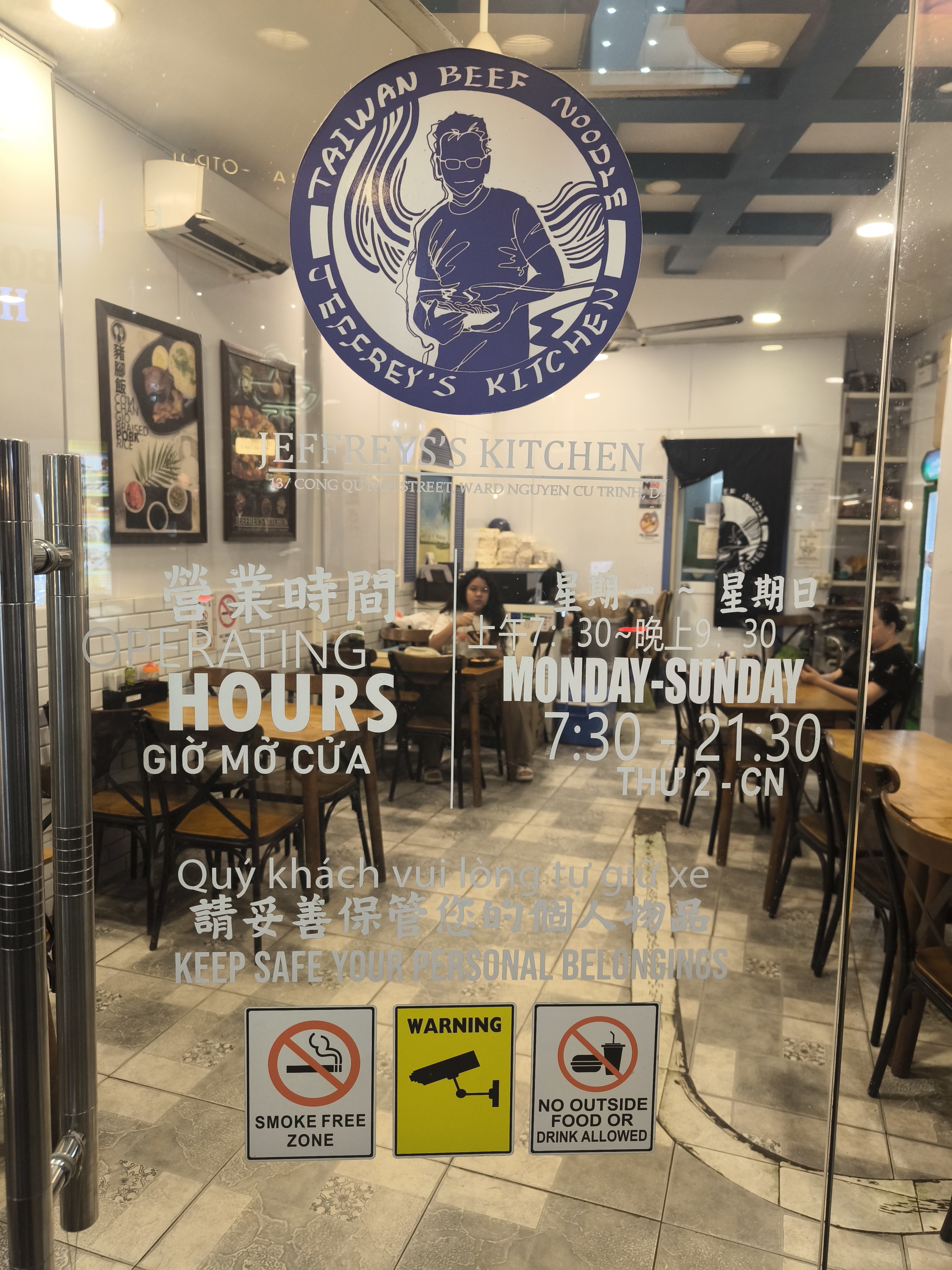 Tấm biển Jeffrey's Kitchen viết tay