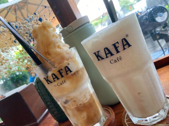 A Me Tuyet — snow-fine shaved ice over a KAFA glass