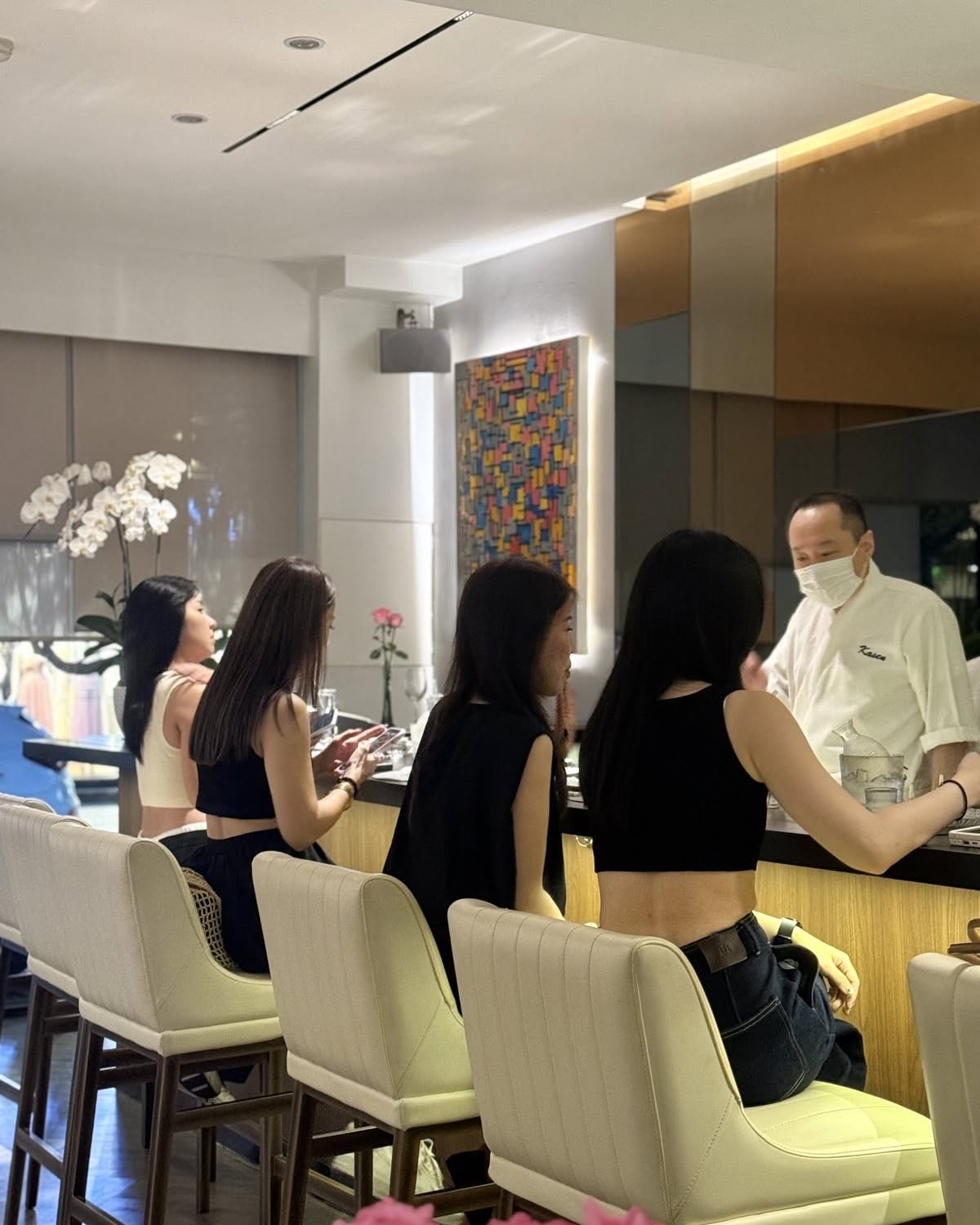 Đầu bếp phục vụ khách tại quầy Kasen