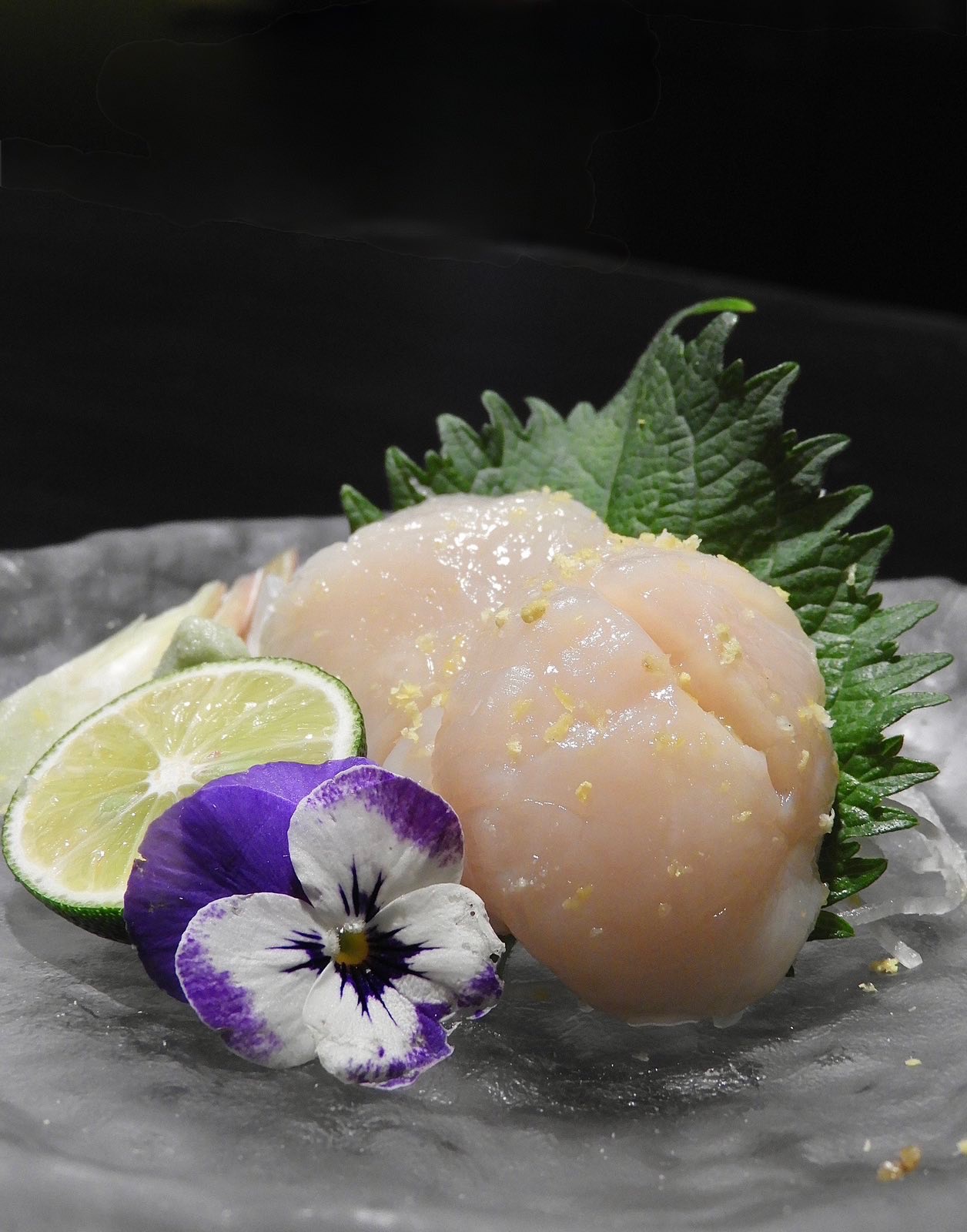 Sashimi điệp với chanh, shiso và hoa ăn được