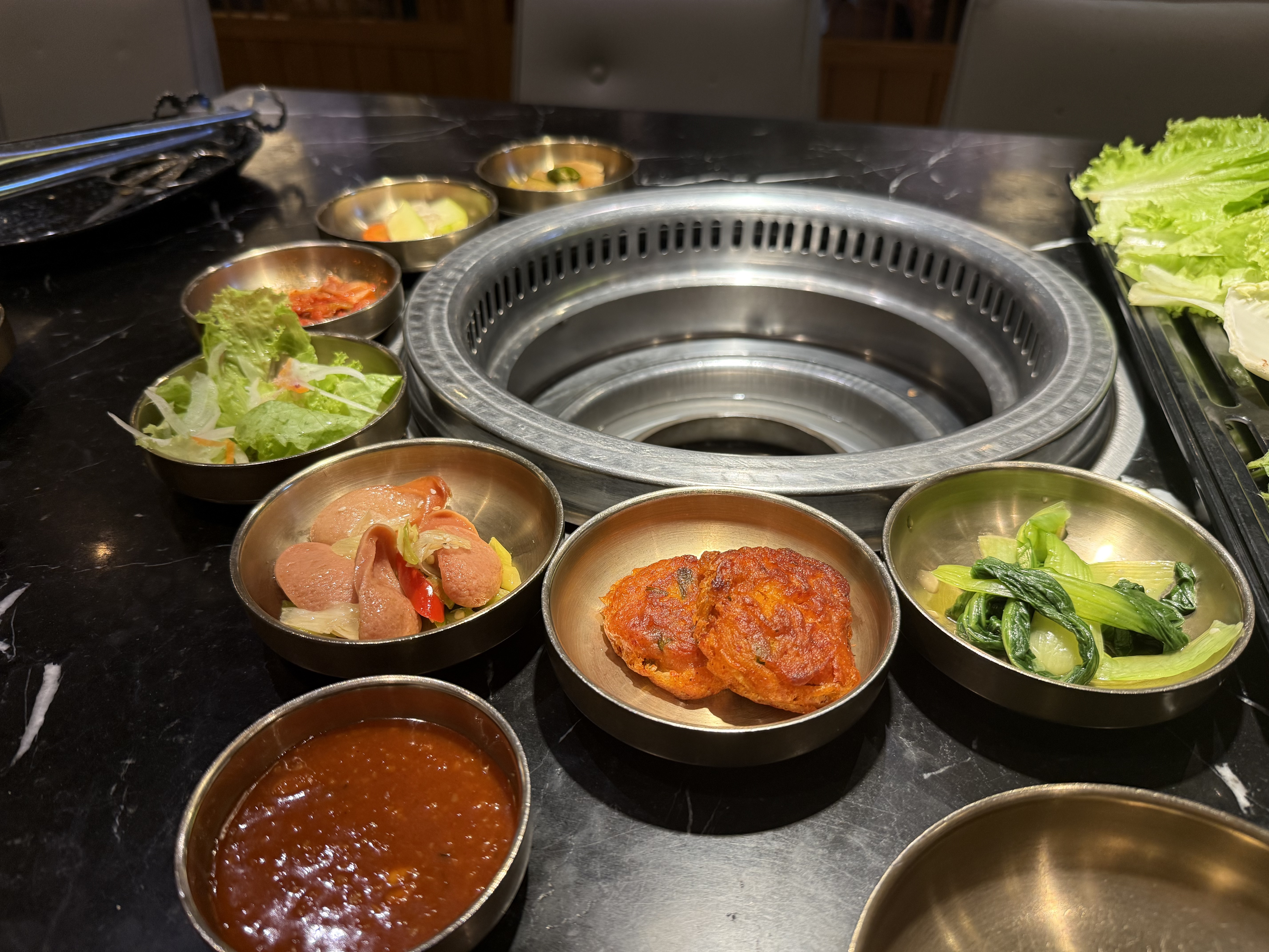 그릴 주변 황동 그릇의 반찬 — 빈콤 동커이 지점