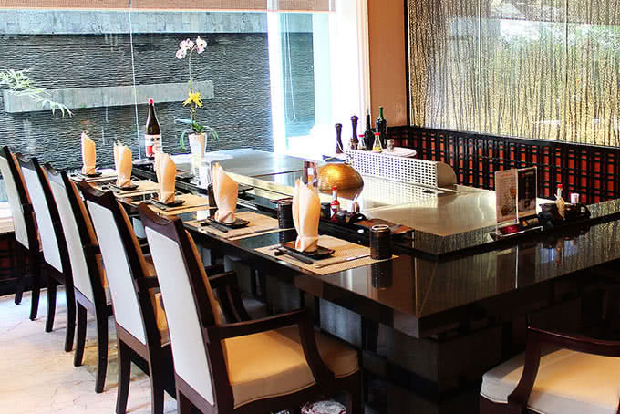 The teppan counter room looking onto the villa garden