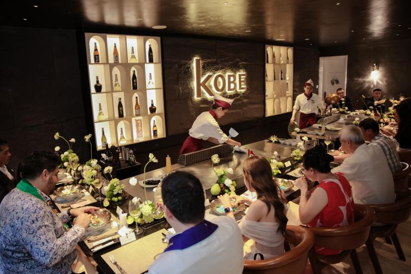 빛나는 KOBE 간판 아래 VIP 철판룸