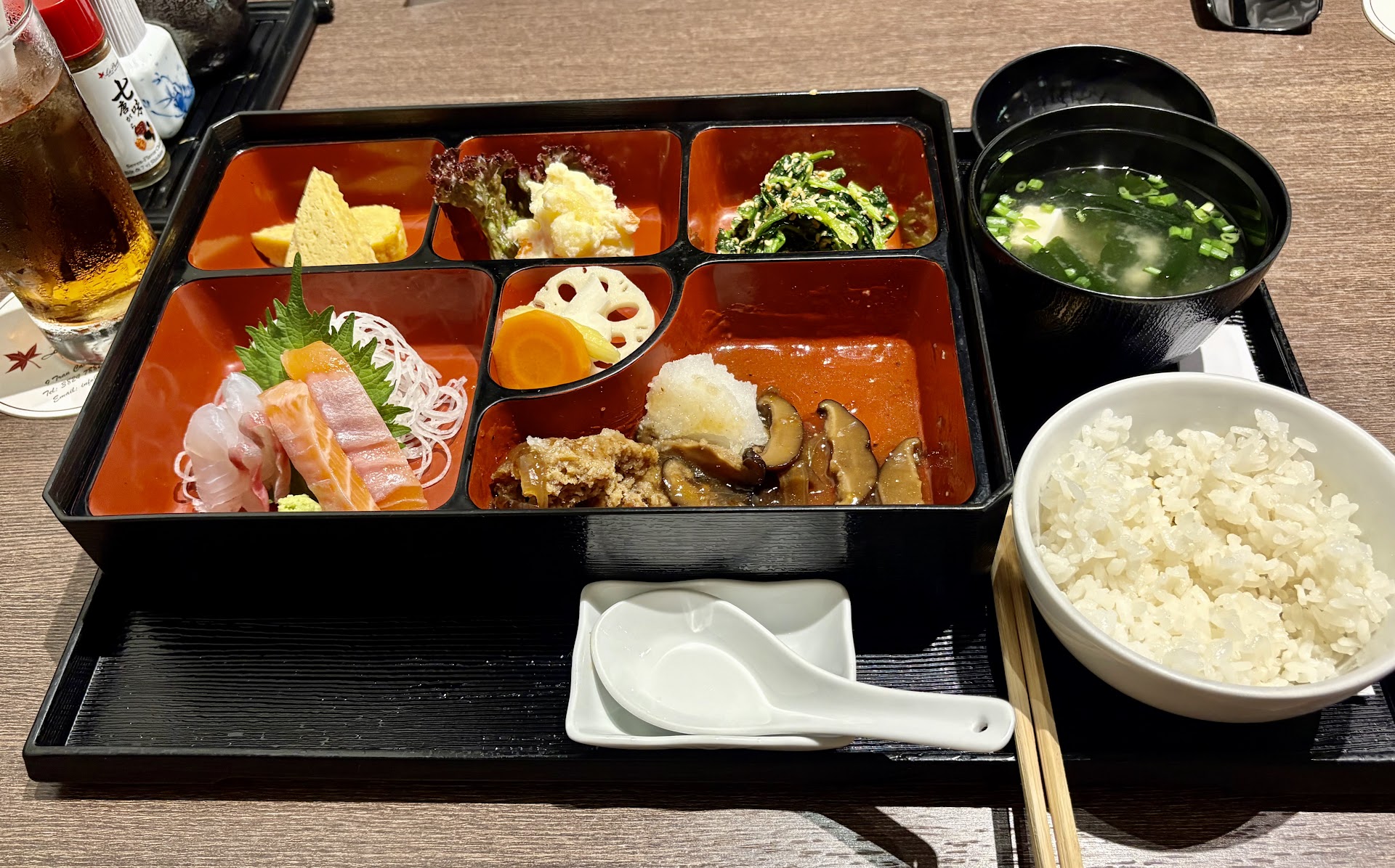 Set bento trưa trong hộp sơn mài đỏ