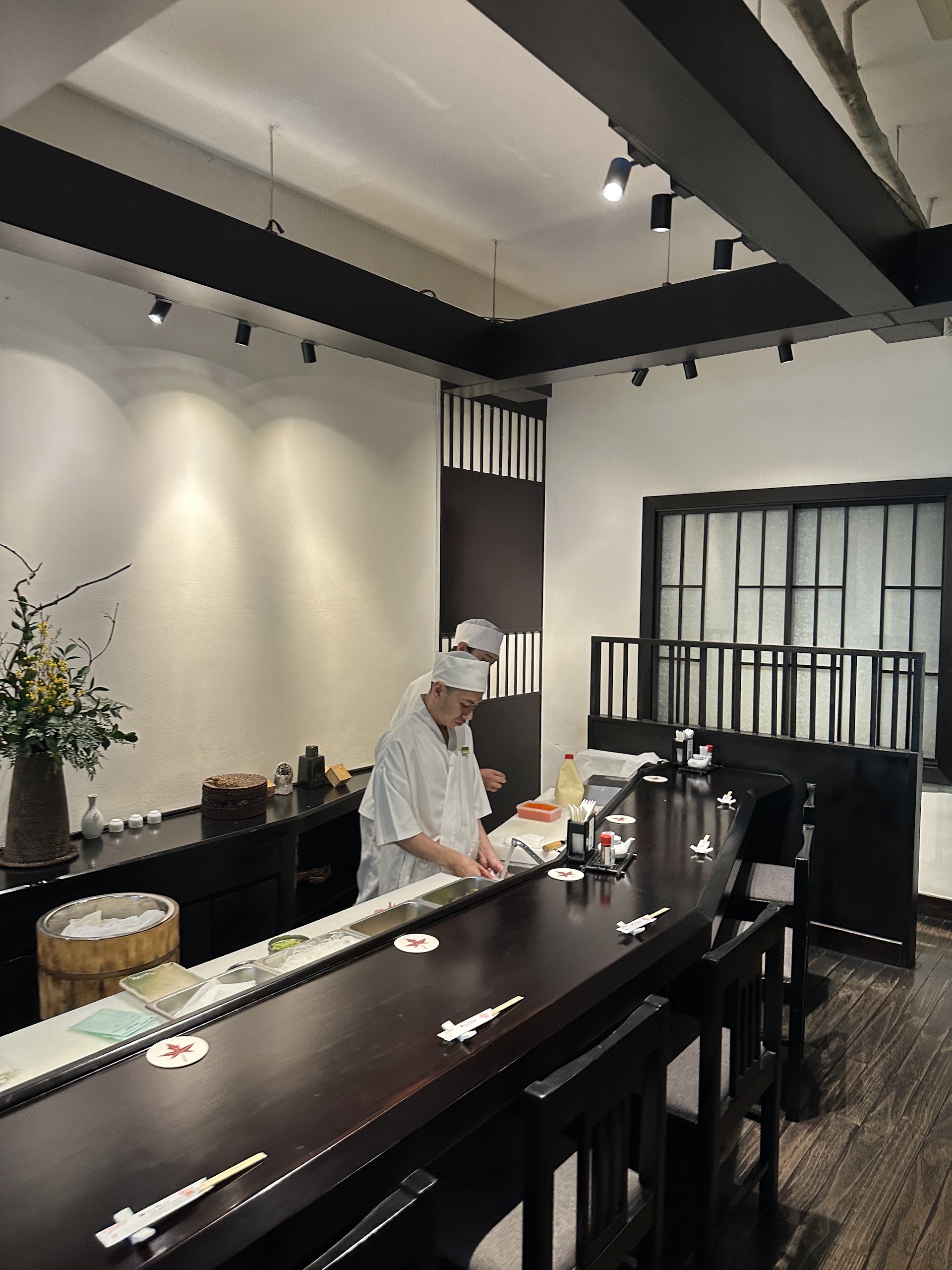 Quầy sushi với đầu bếp đang làm việc