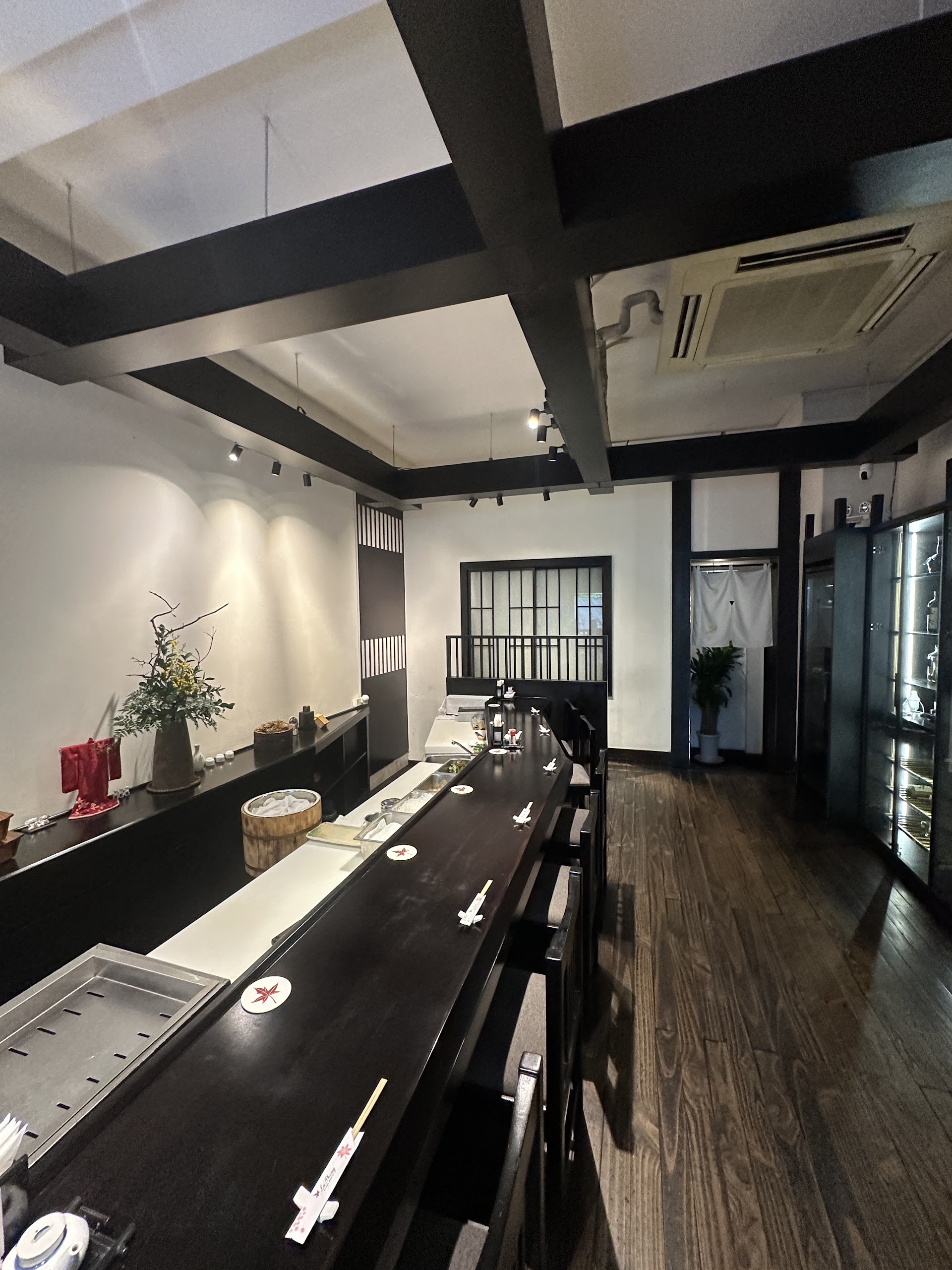 Quầy dài với thẻ đánh dấu lá phong đỏ