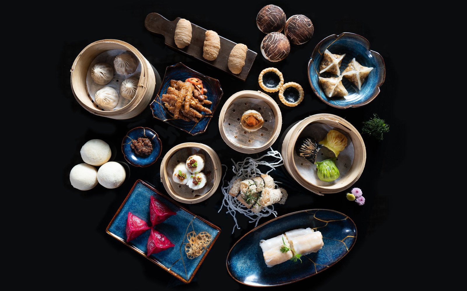 Mâm điểm tâm — xửng tre, bánh cuốn, há cảo trên đĩa xanh