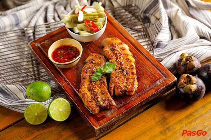 Ba rọi nướng trên thớt gỗ — tiệc BBQ của Lão Trư