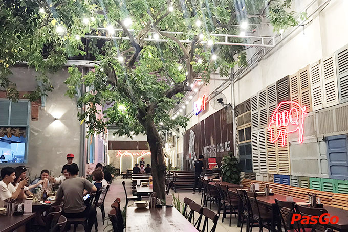 Sân trong Lão Trư về đêm: neon heo hồng, đèn dây