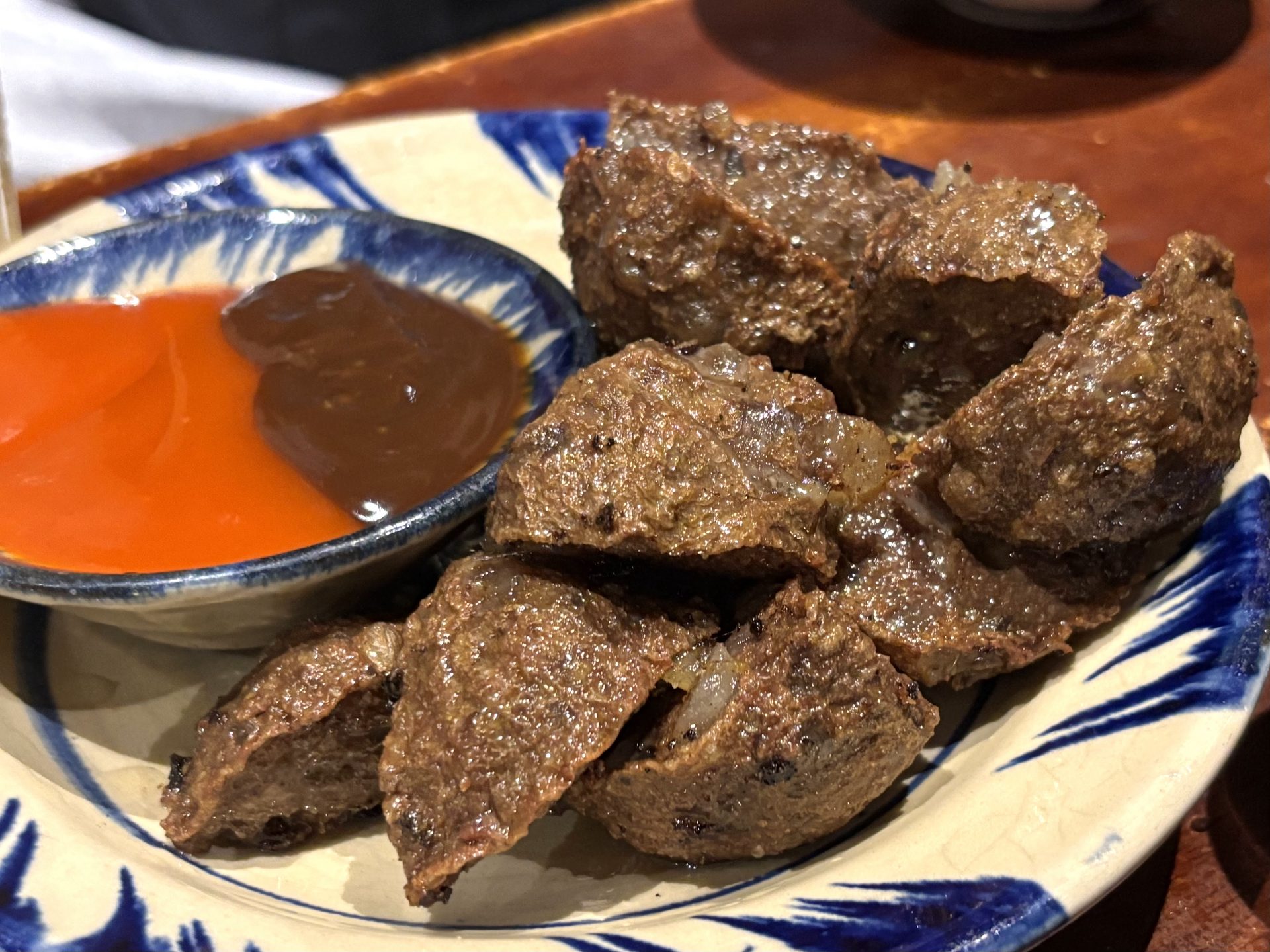 Bò viên chiên với nước chấm tại Lẩu Bò Nhà Gỗ