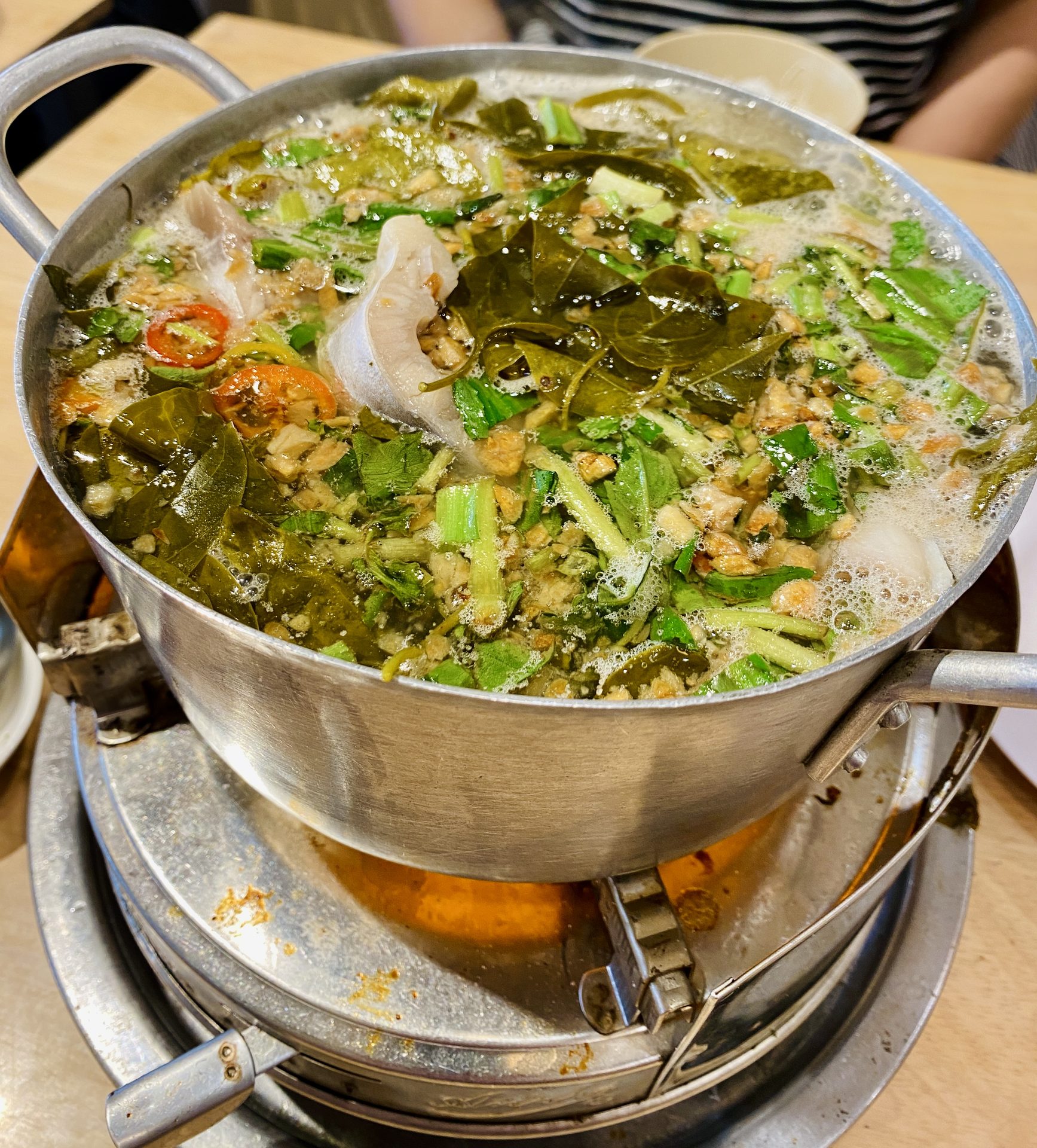 Nồi nước dùng đang sôi