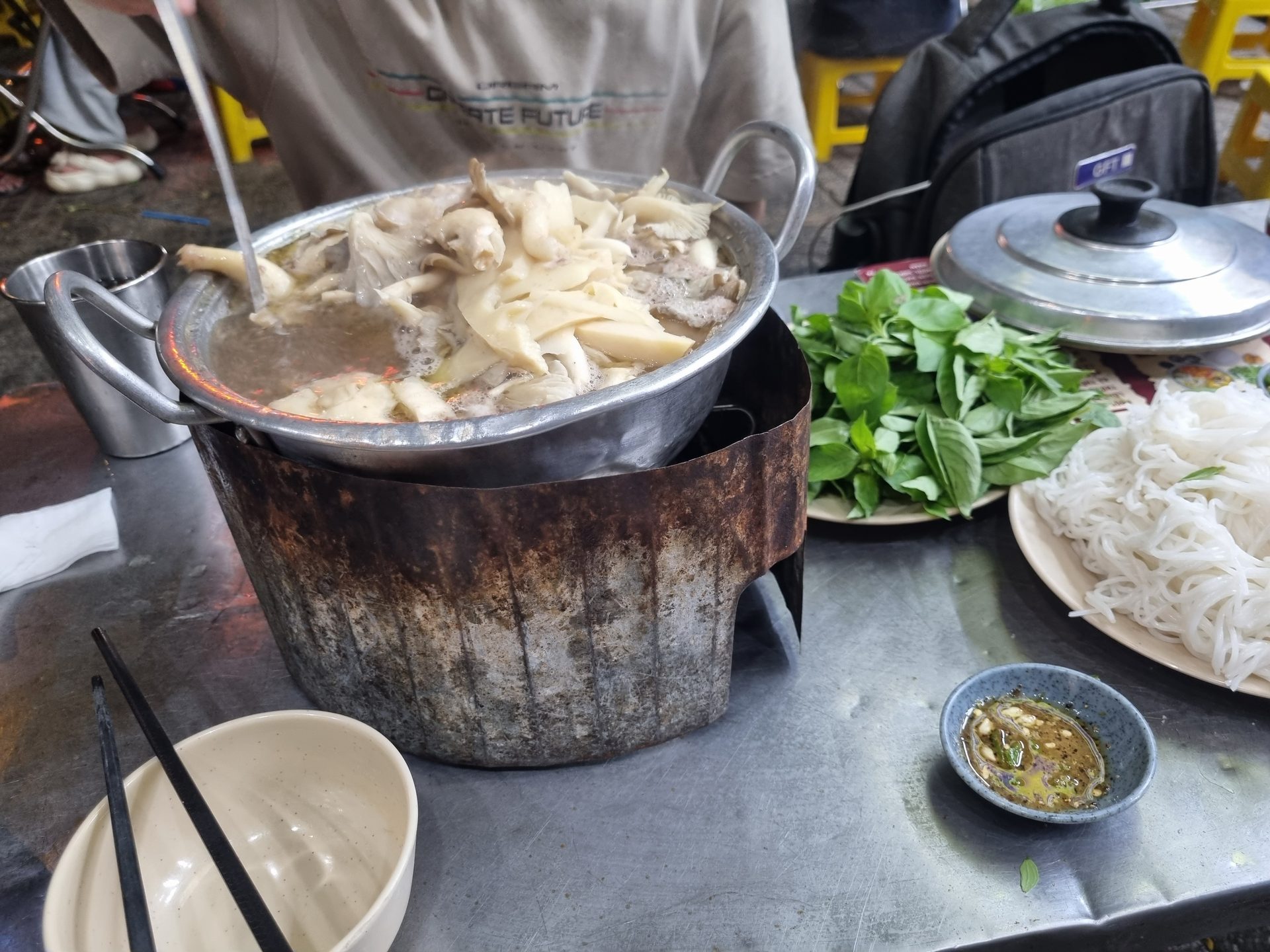 Nồi lẩu gà lá é
