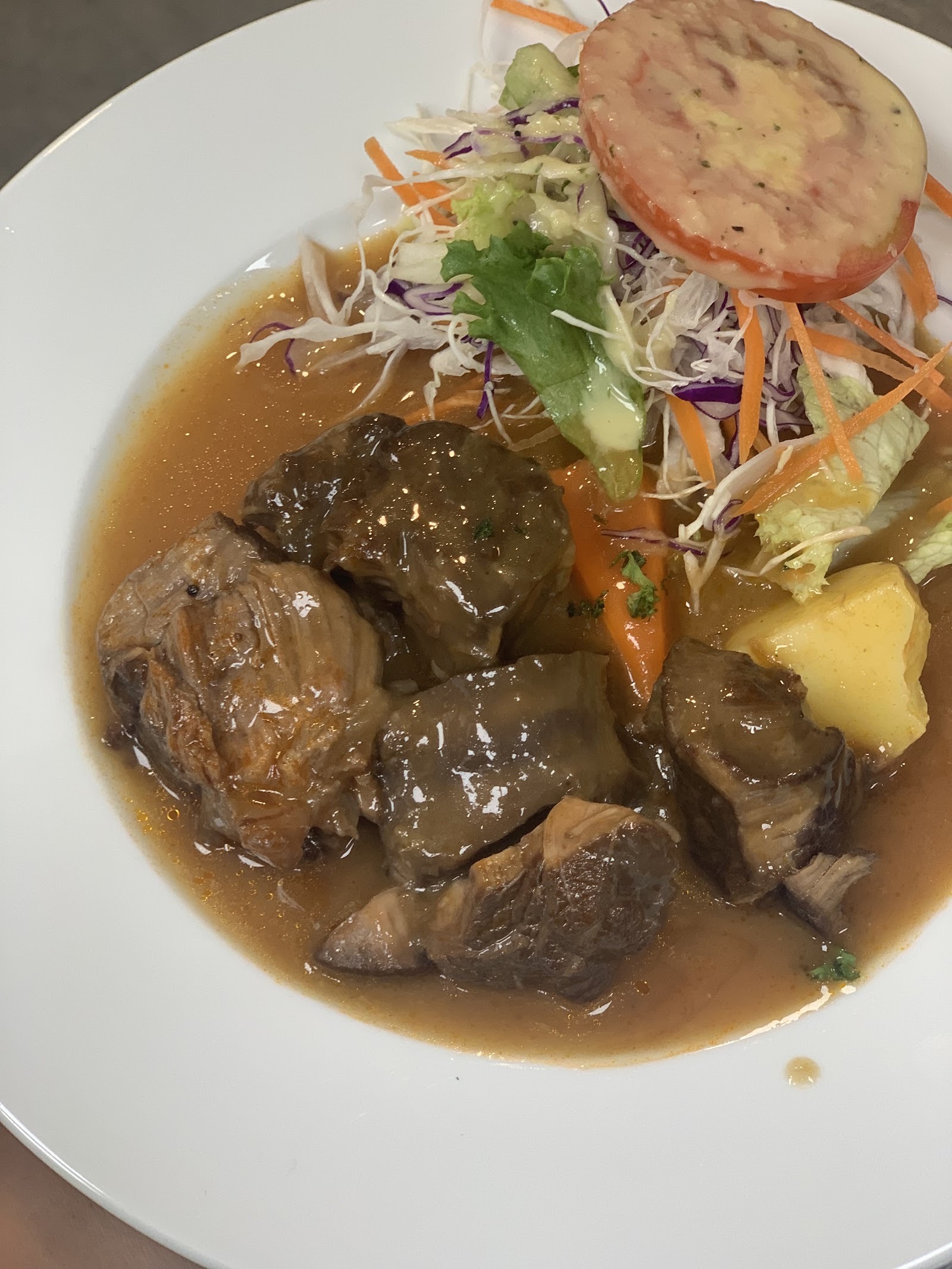 Bò hầm sốt nâu, kèm salad, cà chua và khoai tây