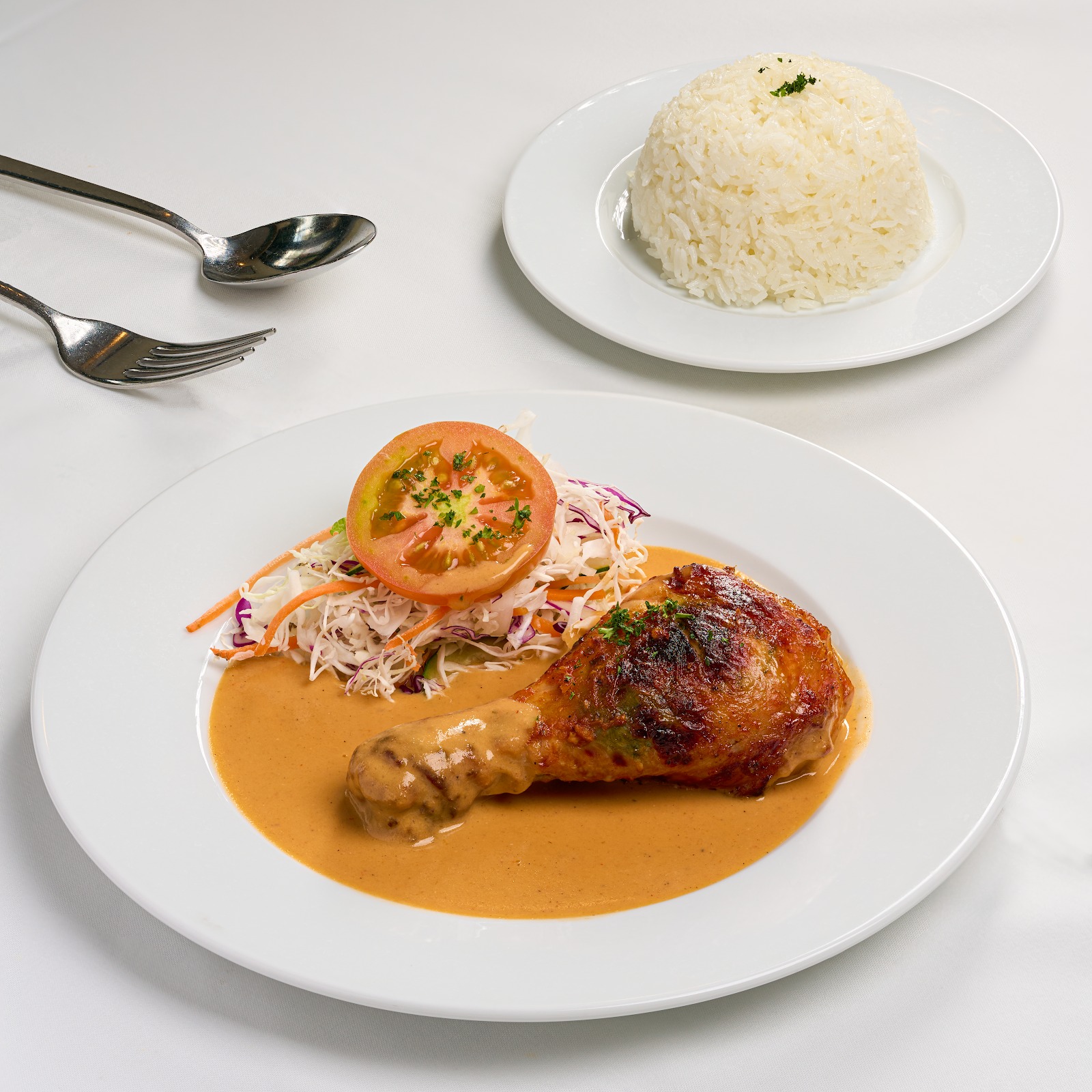 Đùi gà nướng Pháp sốt nâu, kèm salad, cà chua và cơm — món signature của L'Etoile
