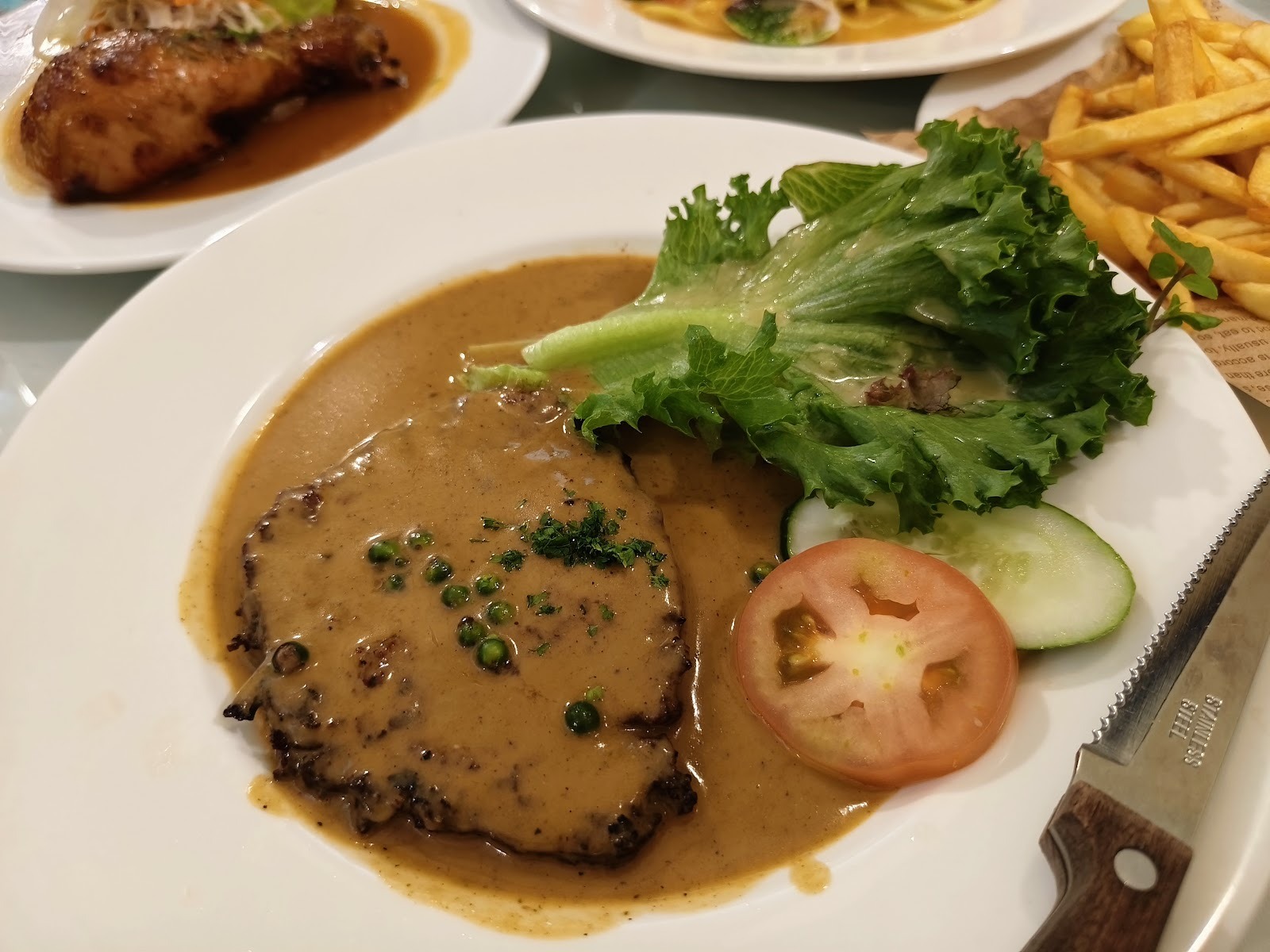 Bò bít tết sốt tiêu xanh, xà lách, cà chua, dưa leo và khoai tây chiên