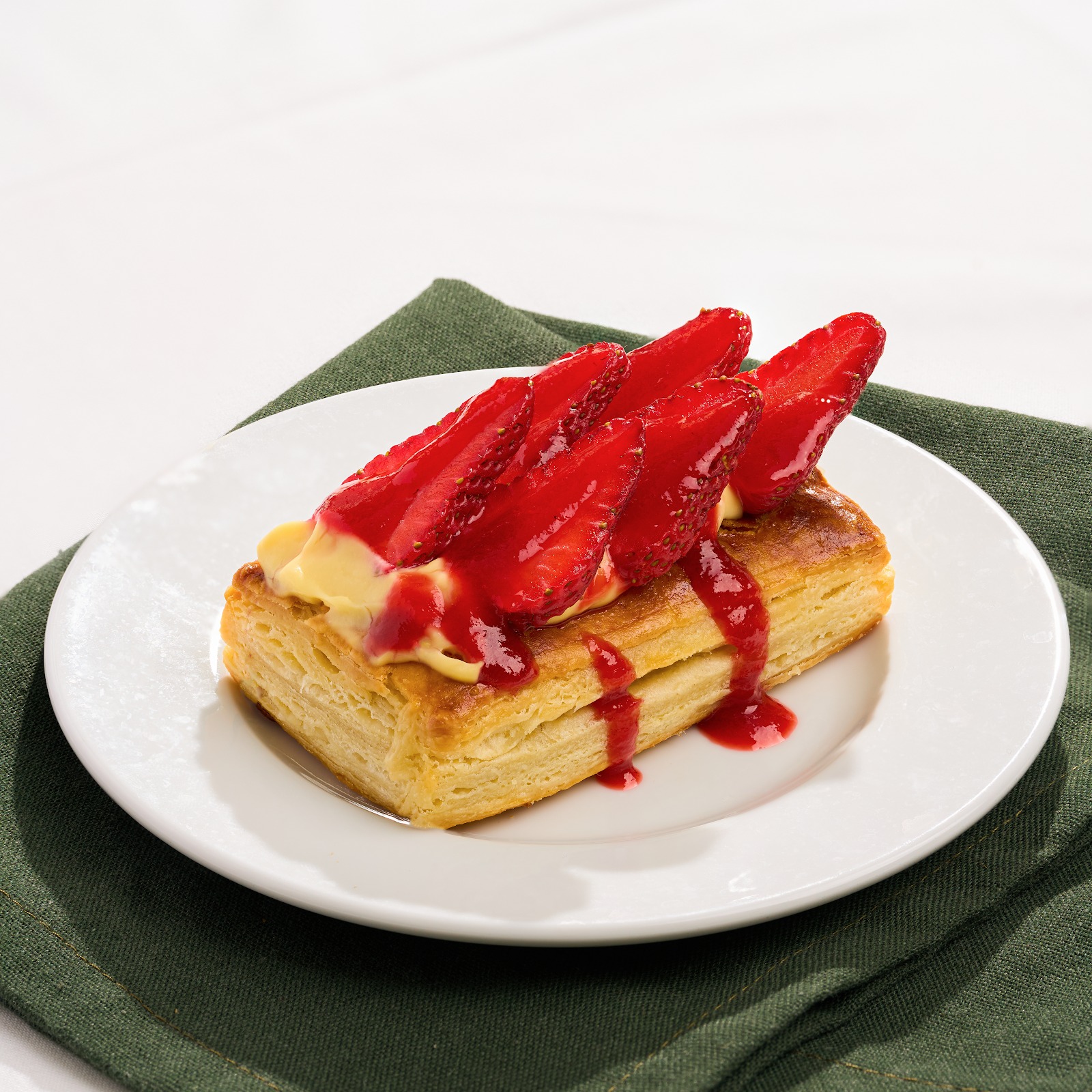 Bánh tart dâu trên đế bánh phồng, kem custard và sốt dâu