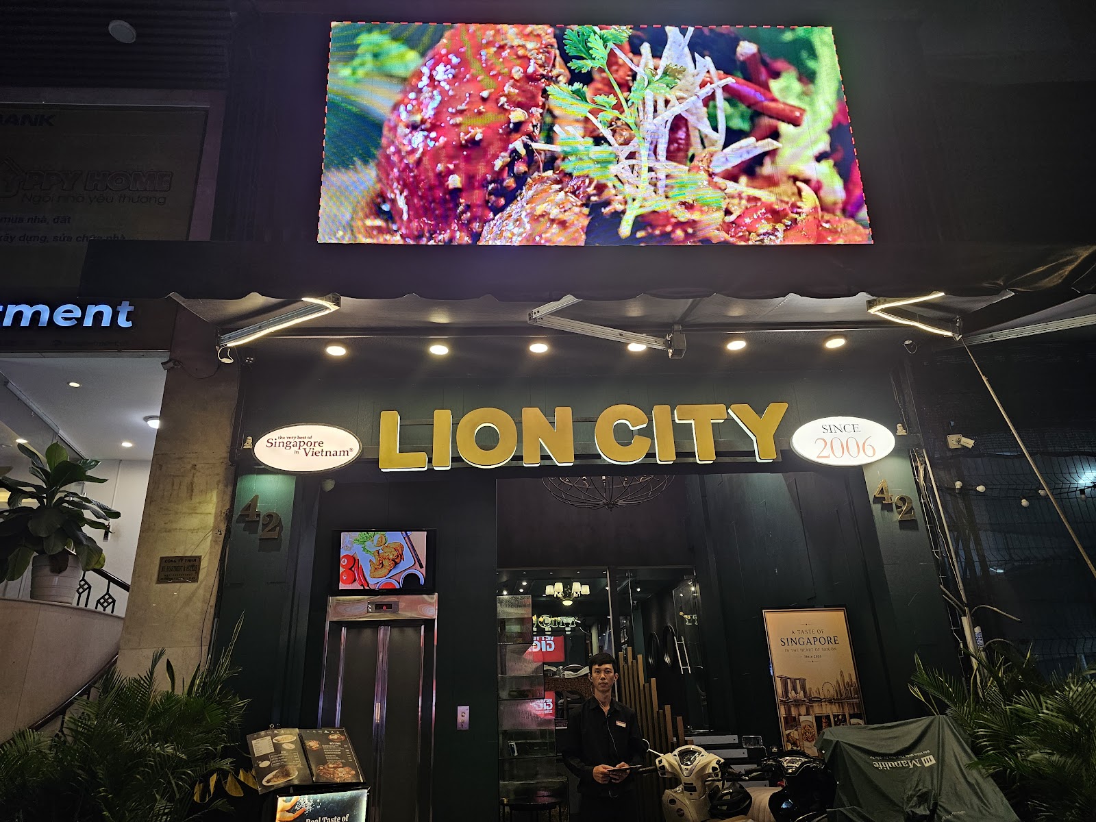 금색 LION CITY 글자의 라이온 시티 야간 외관