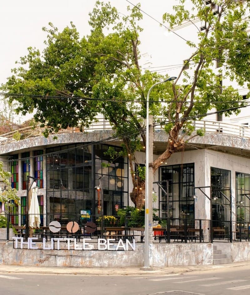 Mặt tiền với chữ THE LITTLE BEAN và ba hạt cà phê