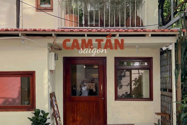 Mặt tiền với biển "CAM TẦN saigon"