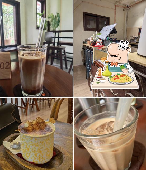 Bàn nhỏ trong ánh đèn ấm