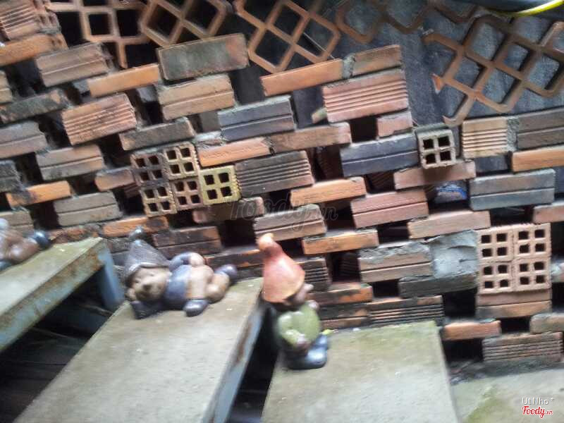 The feature wall of many kiln-fired bricks: pressed, tube, terracotta, breeze blocks
