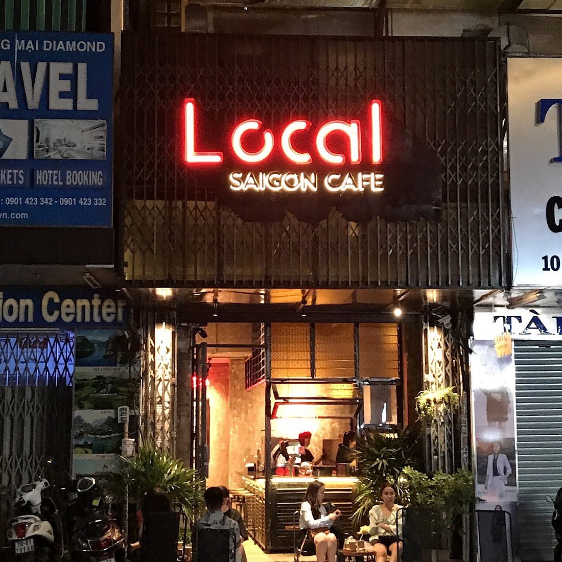 Local 네온사인이 빛나는 밤의 카페 외관