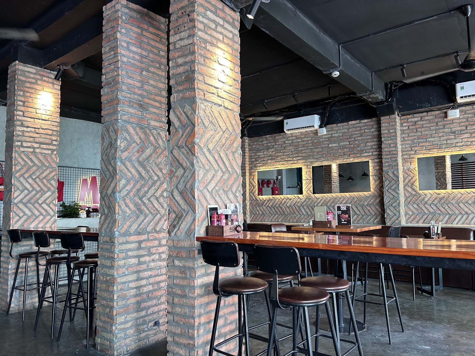 Không gian MAD ROOSTA — cột gạch dưới ánh đèn ấm