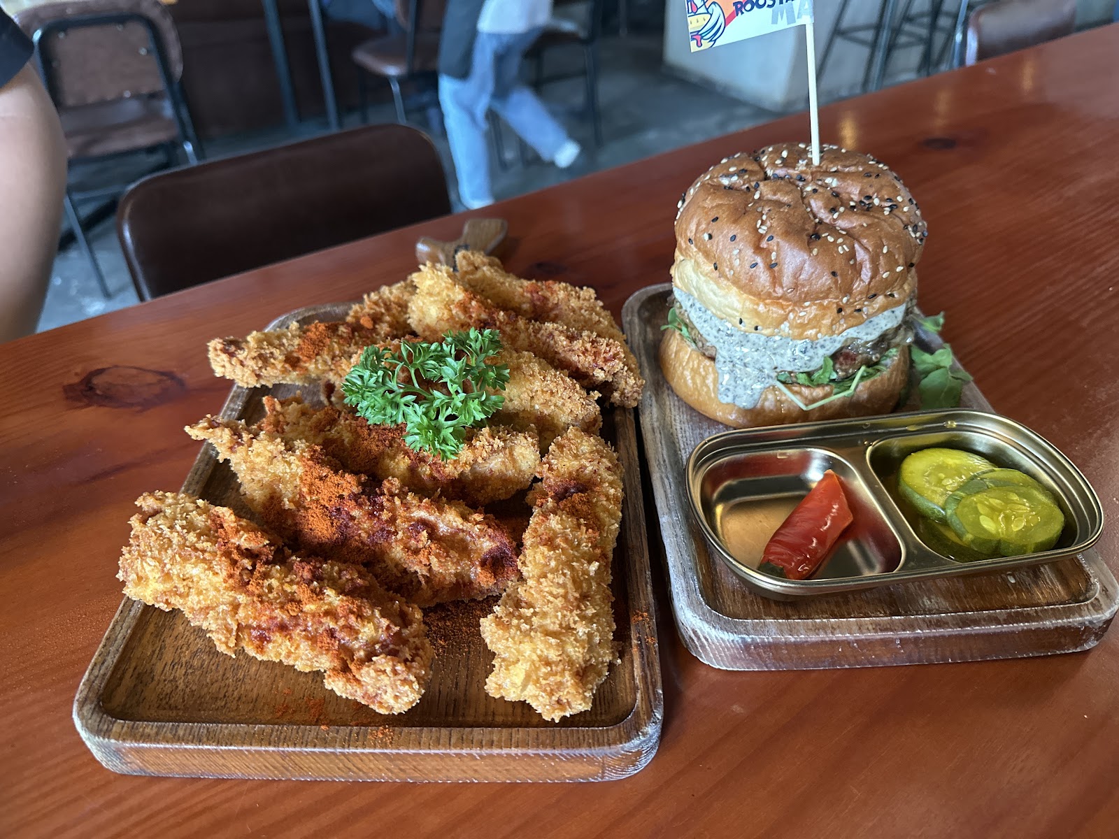 Gà chiên vàng ăn kèm burger