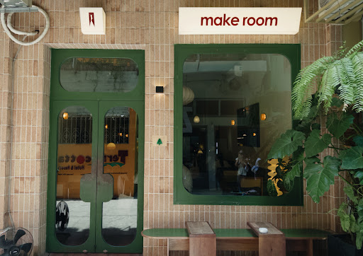 낮의 make room 외관 — 초록 유리문과 빨간 make room 간판