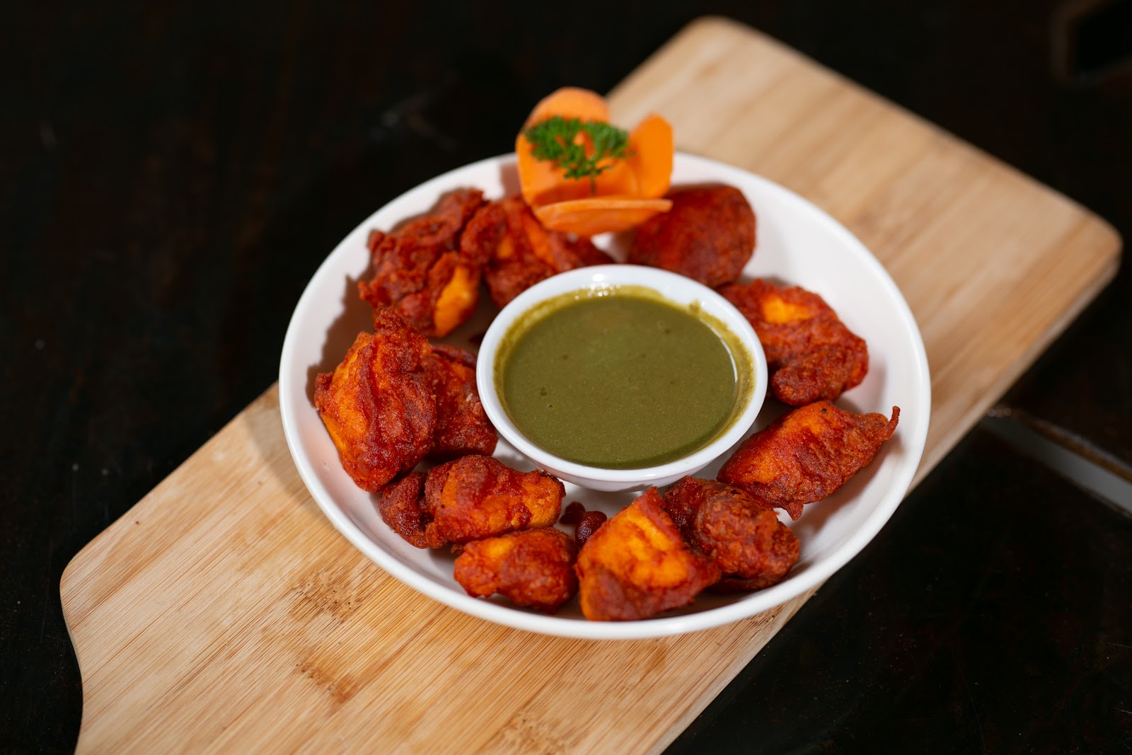 Gà tẩm gia vị và chutney xanh