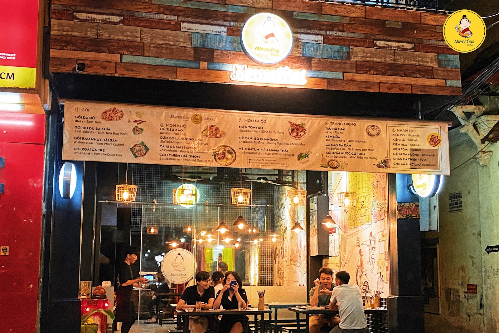 Mặt tiền Mama Thai buổi tối