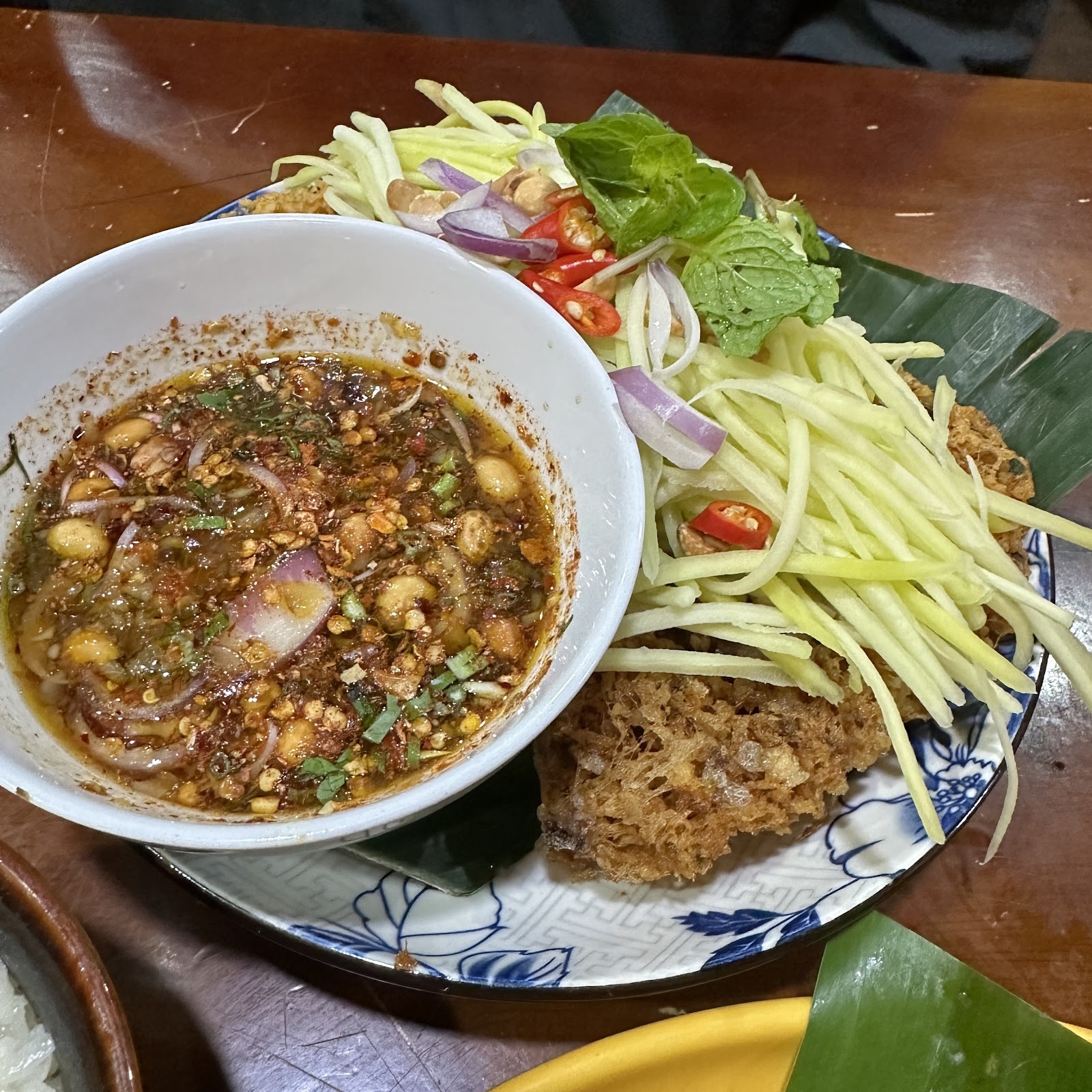 Gỏi xoài xanh với nước chấm cay