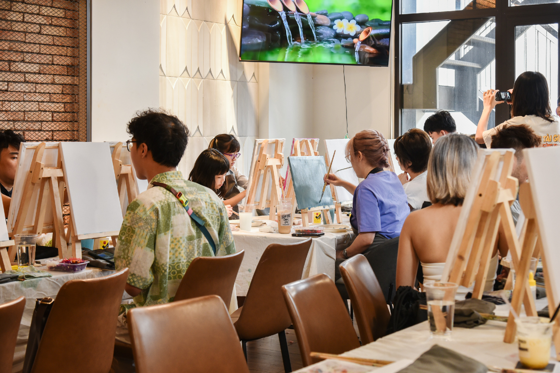 Workshop vẽ tại giá vẽ, tường gạch và tường lá 3D