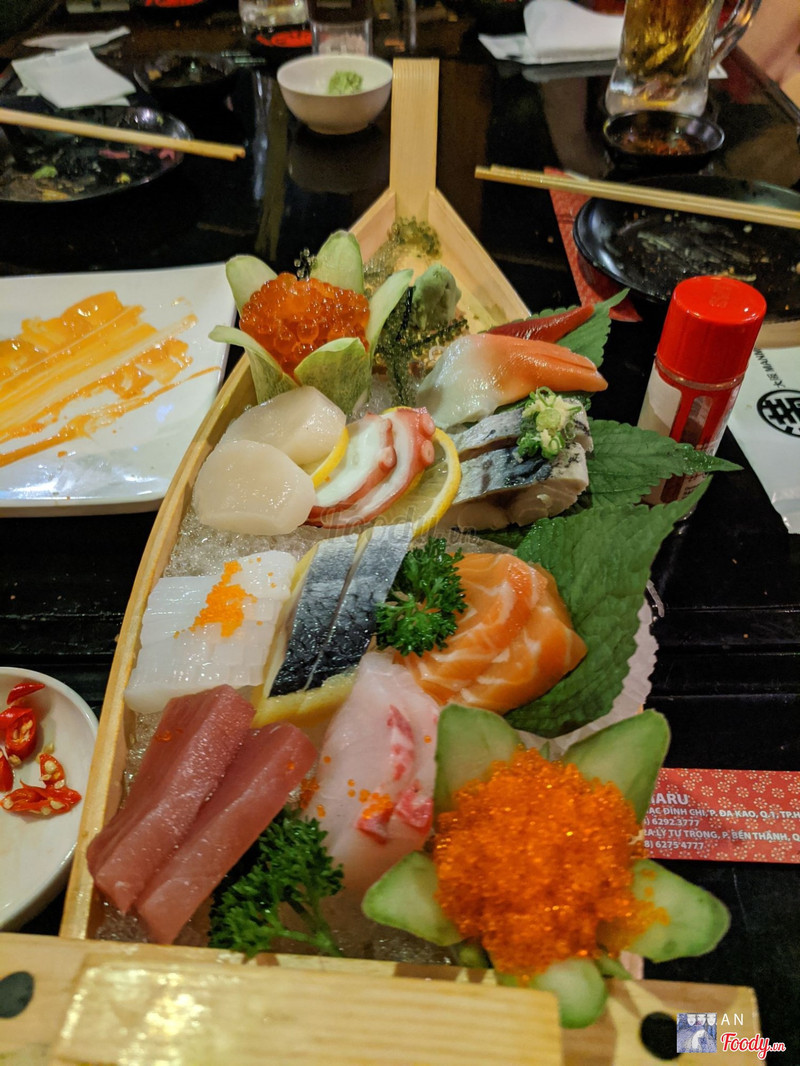 Thuyền sashimi — cá hồi, cá ngừ, bạch tuộc, sò điệp và trứng cá chuồn trên đá, Manmaru Osaka