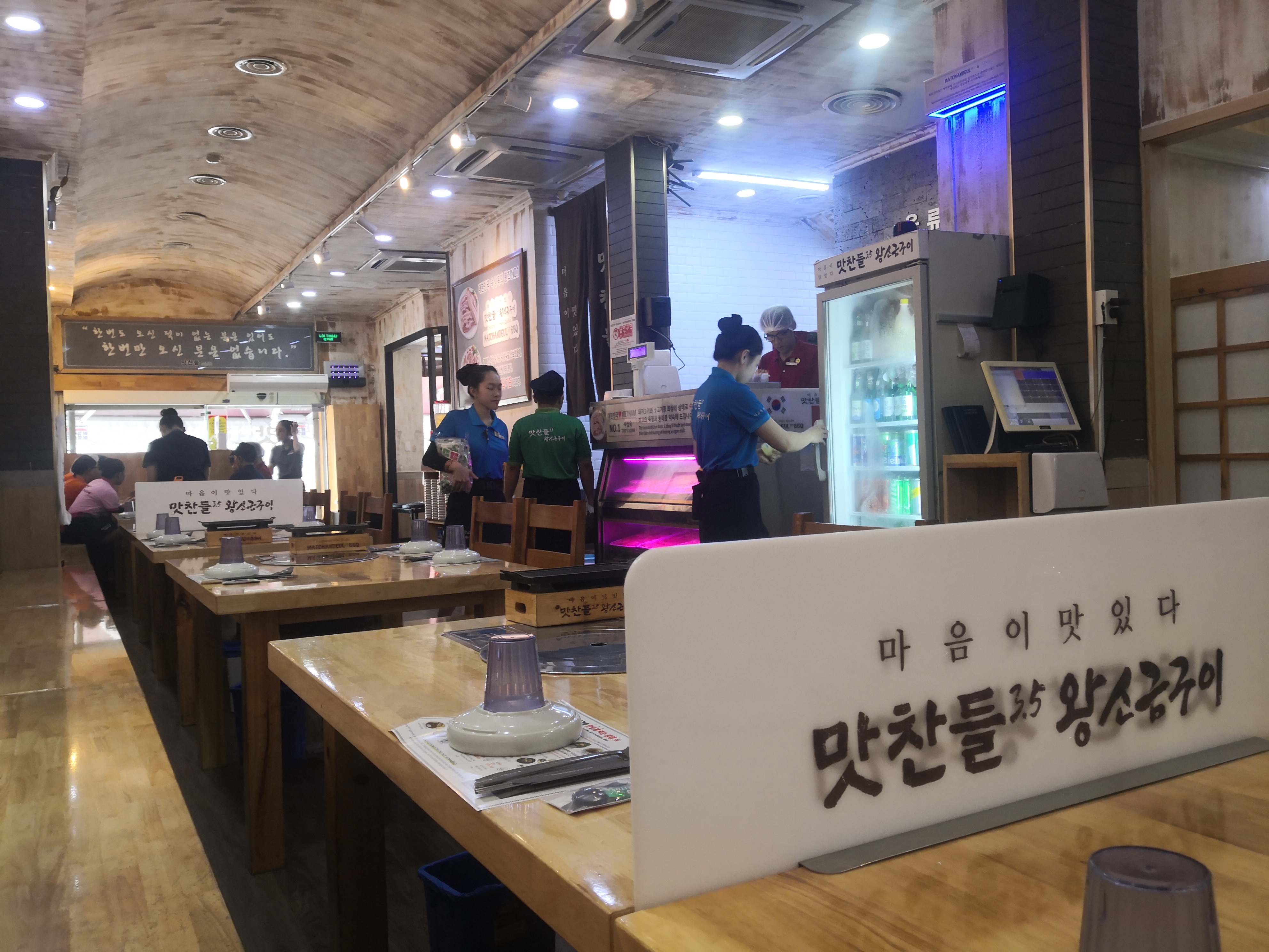 테이블 내장 그릴이 있는 맛찬들 홀