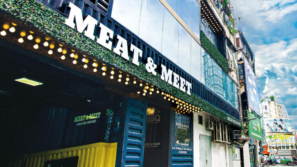 MEAT & MEET 레티리엥 외관 — 컨테이너 강판, 흰 글자, 에디슨 전구