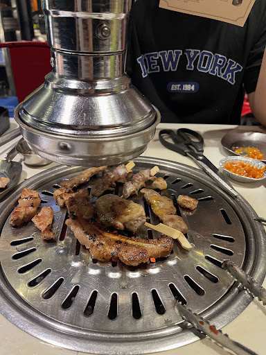 MEAT & MEET 레티리엥 숯불 위에서 구워지는 고기