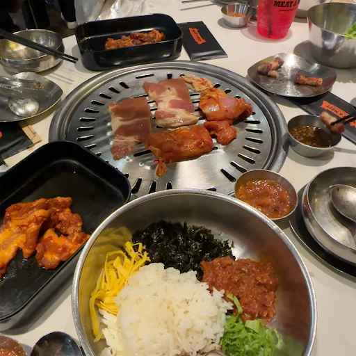 숯불 그릴, 비빔밥과 곁들임이 있는 테이블